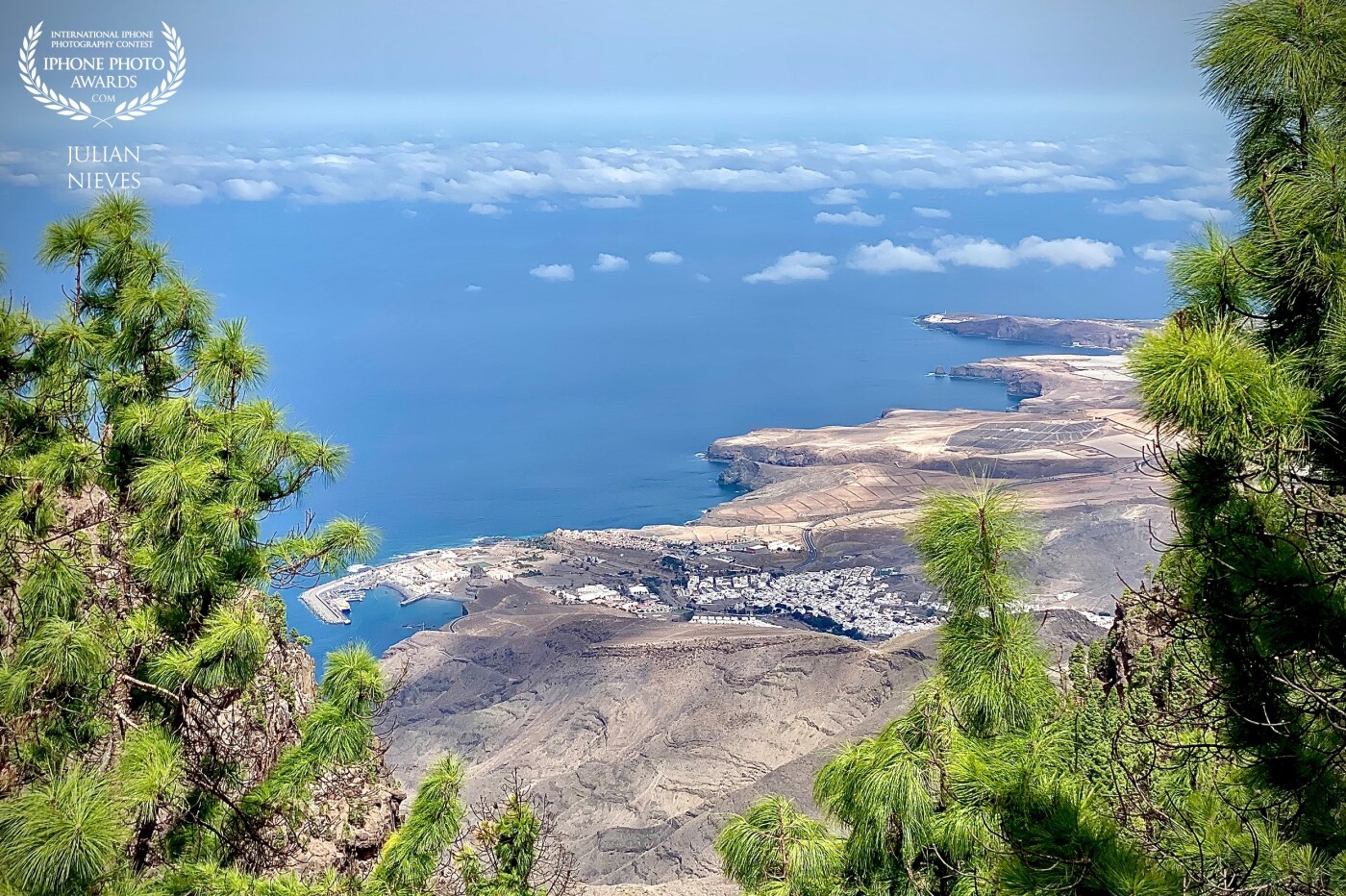 Desde las alturas del P N de Tamadaba se tiene una excelente  vista de la costa oeste de la isla de Gran Canaria y en concreto de la ciudad de Agaete y su puerto.