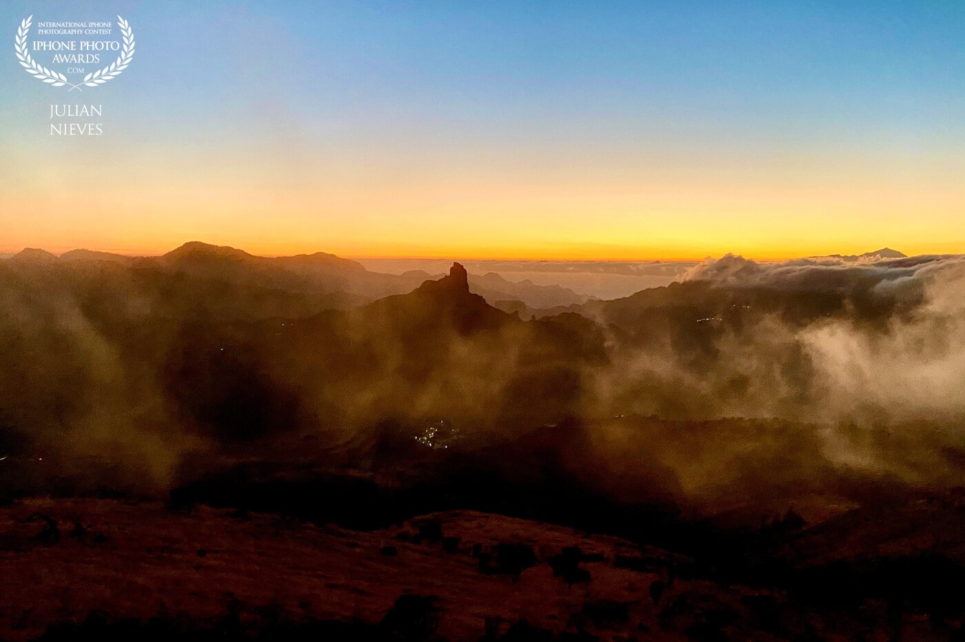 Atardecer de nieblas en Tejeda, dejando ver entre  las nieblas uno de los iconos de la isla de Gran Canaria, como es esta bella imagen de Roque Bentayga.