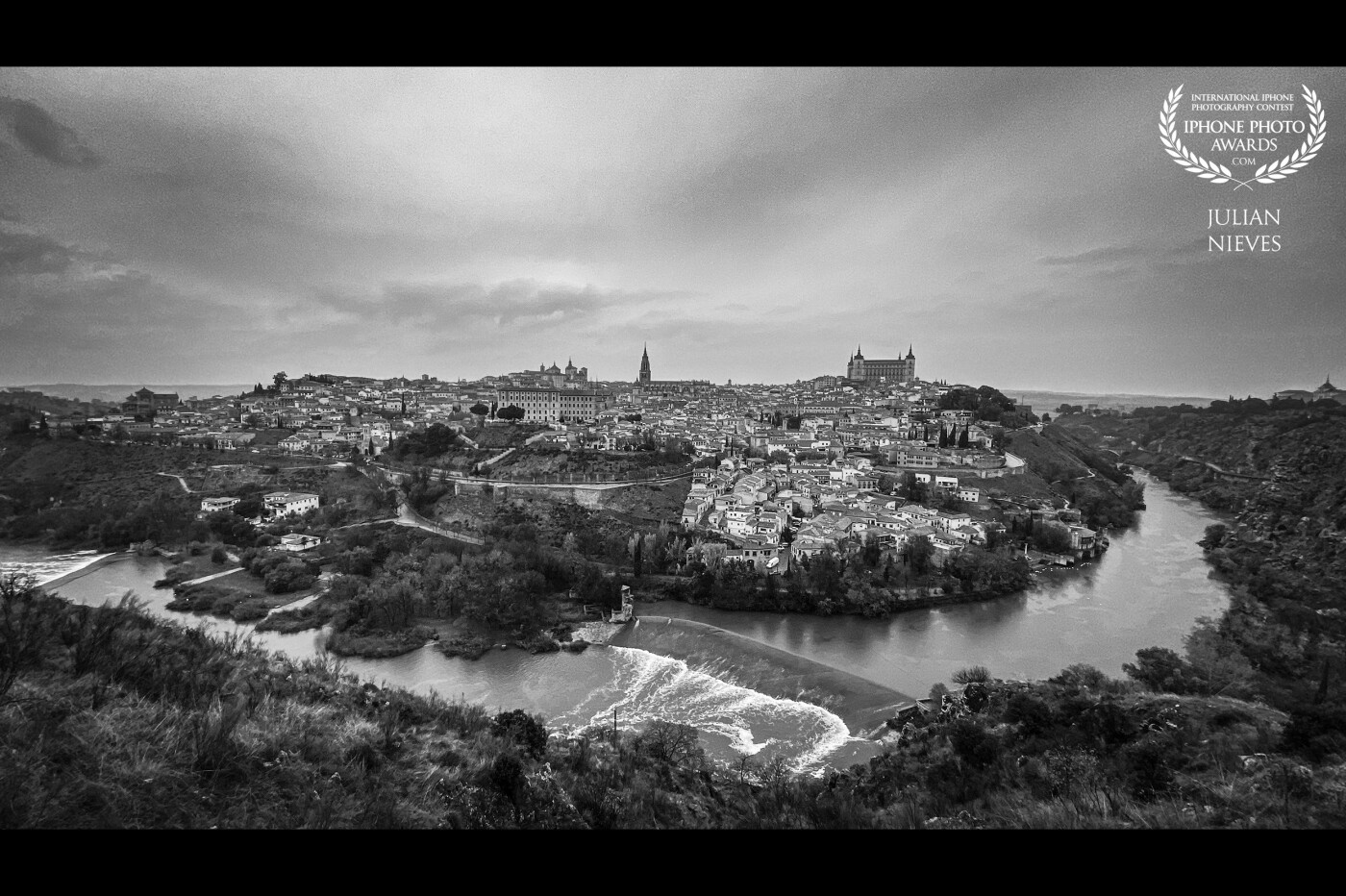 Una imagen panorámica de la ciudad de las 3 culturas "Toledo", imagen realizada desde uno de los lugares más privilegiados para poder observar la majestuosidad desde el mirador situado en una carretera que rodea el rio Tajo.