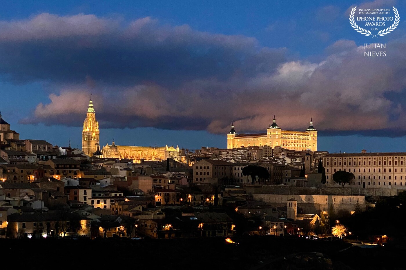 Los atardeceres en la ciudad de las 3 culturas son espectaculares, sobre todo cuando coinciden con el alumbrado de los edificios icónicos de la ciudad, el Alcázar y la catedral primada de Toledo.