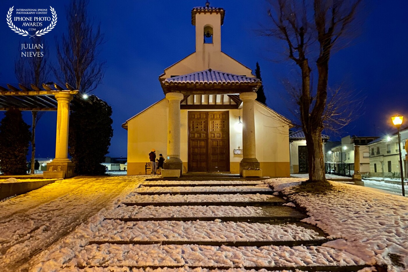 La bonita iglesia de San Sebastián patrón de Madridejos en un atardecer con una copiosa nevada, dándole un toque especial a la imagen.