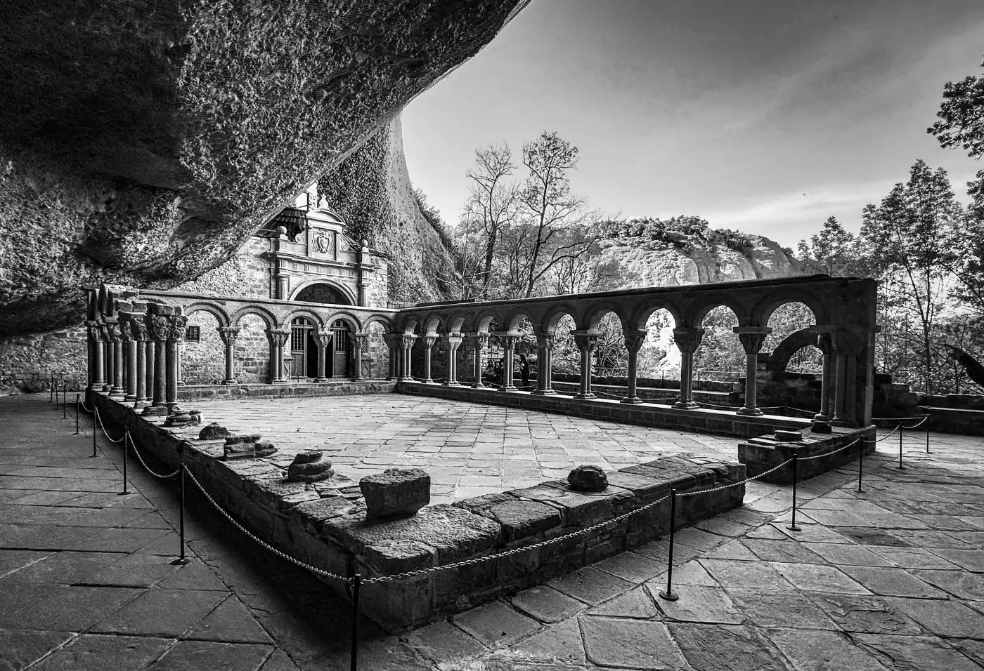 El Real Monasterio de San Juan de la Peña siglo X, realizado en un enclave espectacular, debajo de u...