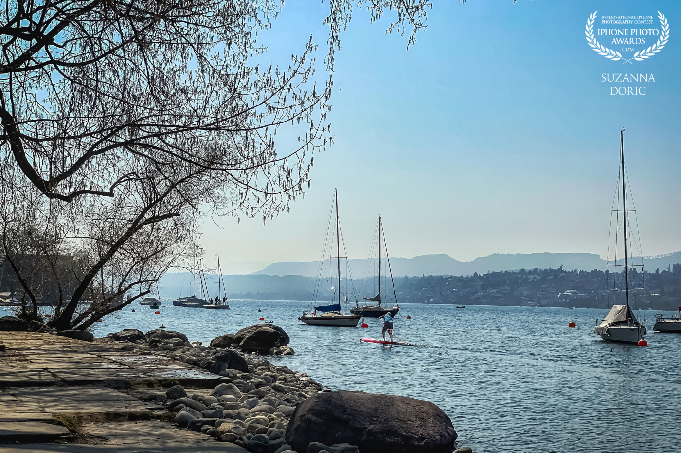 Early Saturday morning at the Lake of Zurich, where people either meet others or doing exercises like standup-paddling. To me the combination of mountains and the lake always remain special and it never bores me.