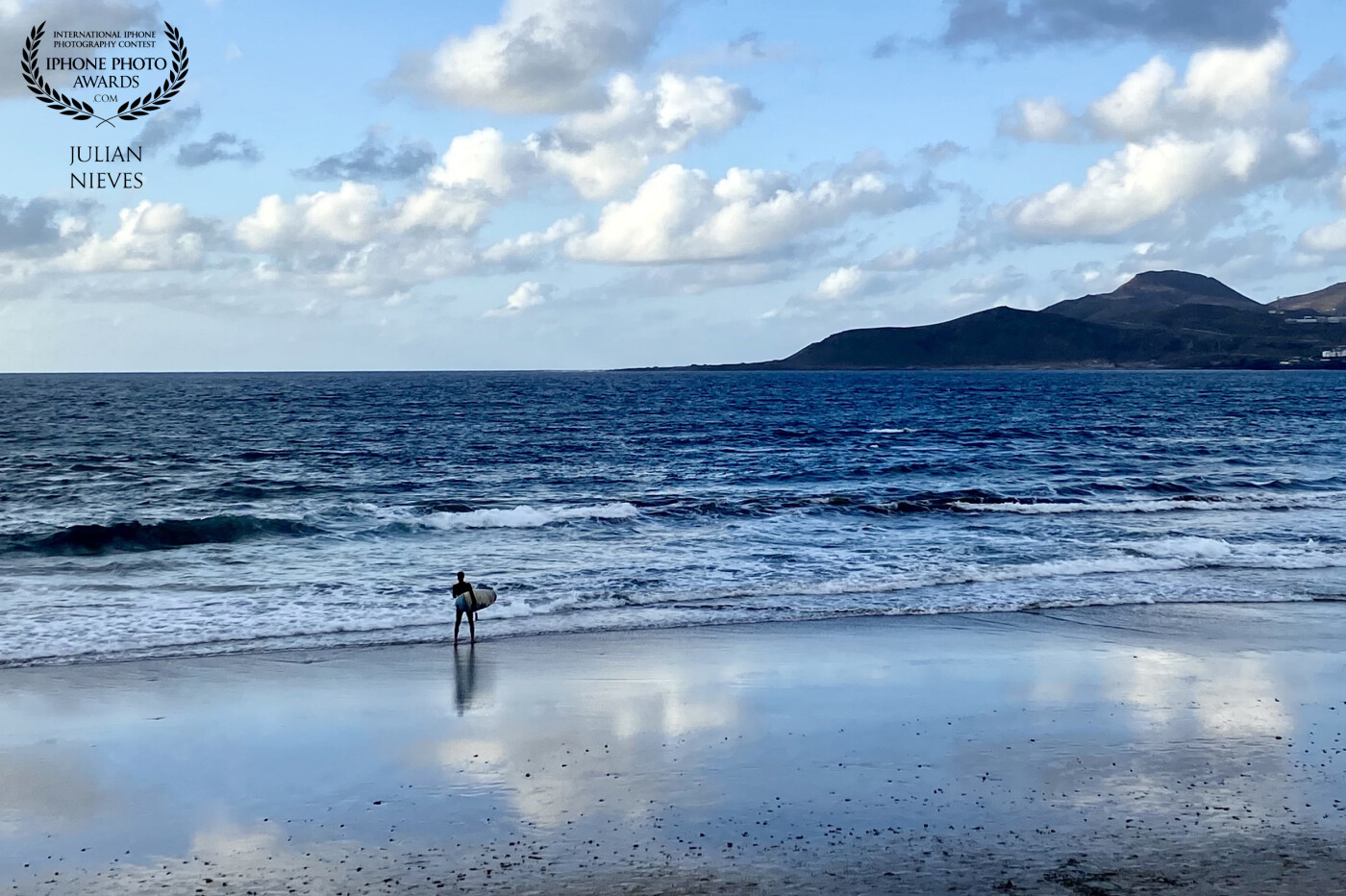 Play of light, color and reflections on the beach of Las Canteras, and the surfer as the protagonist of the scene, in Las Palmas de Gran Canaria.