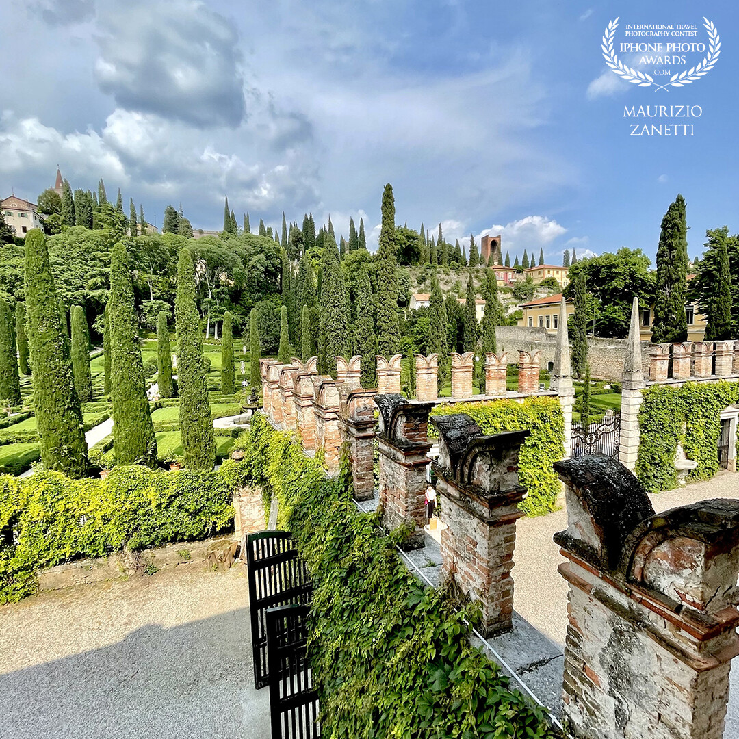 Giardino Giusti is a splendid green corner at the back of a historic building in Verona, between the hill and the Adige river. Visiting it is always a surprise
