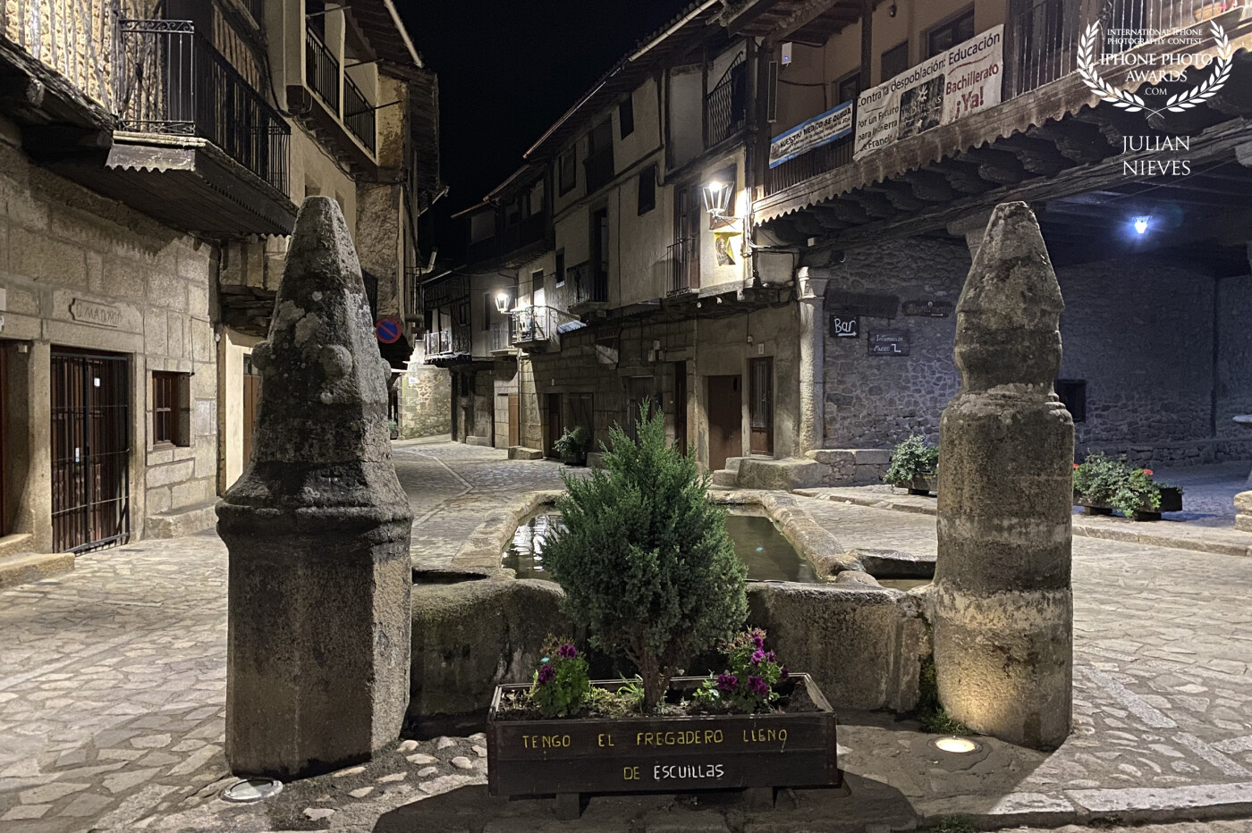 En la sierra de Francia nos encontramos este bello municipio "San Martin del Castañar" de la provincia de Salamanca, su bella arquitectura lo hace todavía más espectacular y poder pasear por sus calles al caer la noche tiene su magia y encanto.