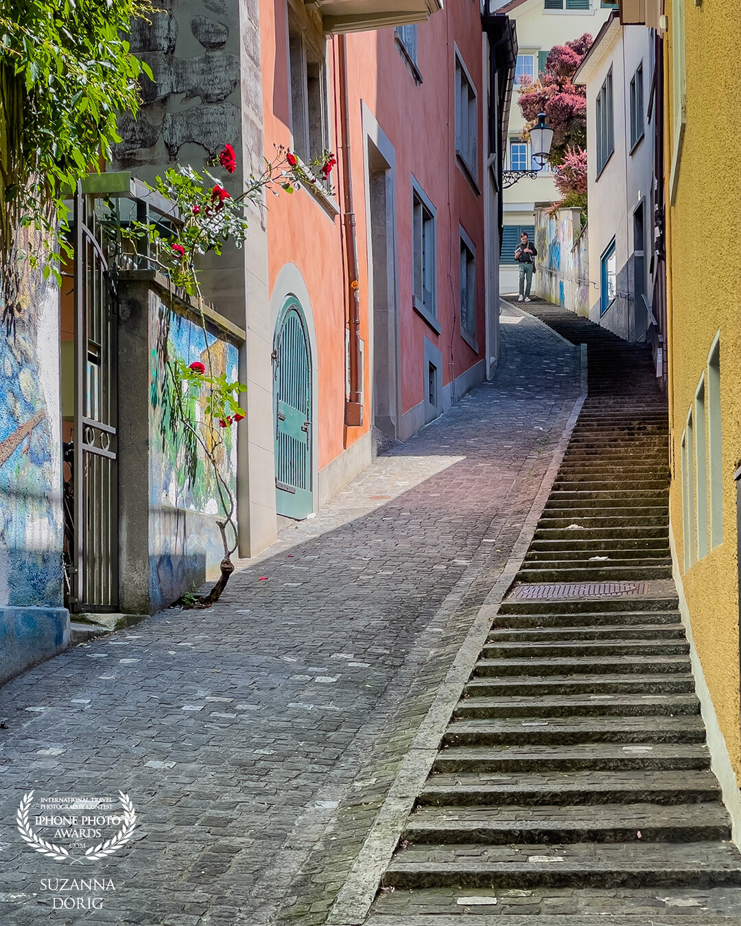 In the middle of the old town of Zurich you’ll find these  little alleys and sometimes they even are so colourful that you think you’re enjoying this special and warm Mediterranean feeling.