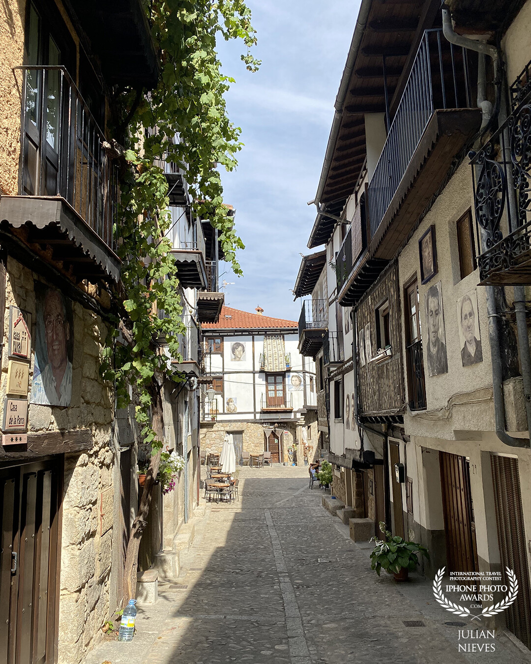 Una de las preciosas calles de Mogarraz,  es una villa medieval situada en el P N de las Batuecas y Sierra de Francia, en la que destaca  su arquitectura popular y hace algunos años decidieron poner en las fachadas de sus casas las fotografías de las personas que ella vivieron.