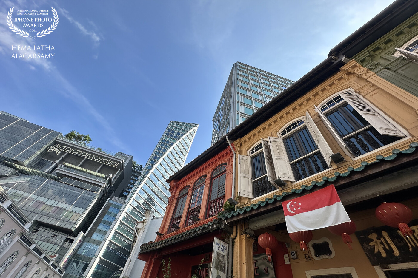 Welcome to Singapore, where traditional (historical) and modern architecture blend.<br />
📍Emerald Hill, Orchard, Singapore