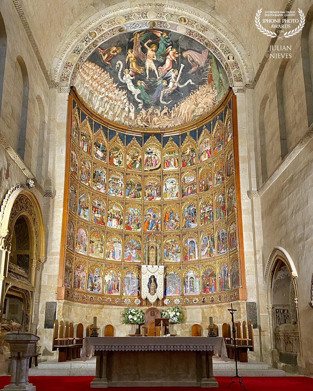 Imagen del retablo del altar mayor en la catedral vieja de Salamanca.
