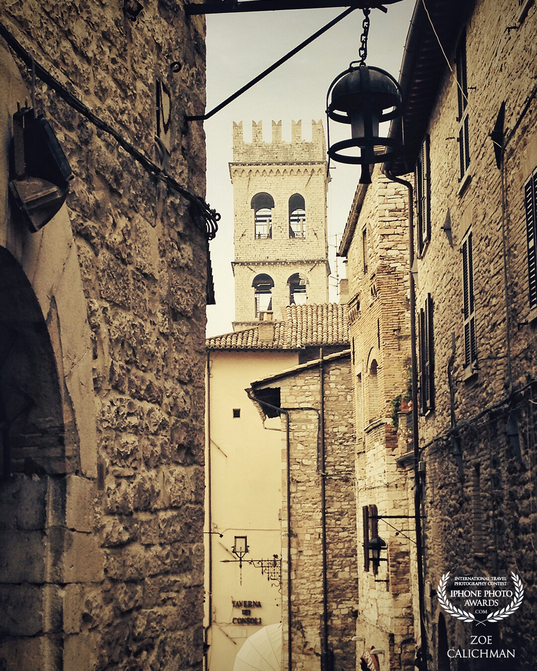 Peeked into an ally in Assisi in the Umbria region, Italy.