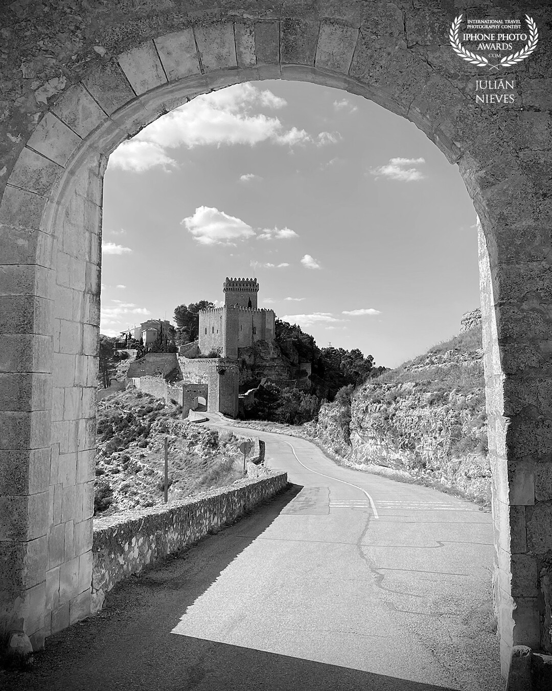 Las impresionantes vistas del castillo morisco del siglo VIII en la ciudad de Alarcon - Cuenca, a través de una de las puertas que hay en las murallas que rodean la población.