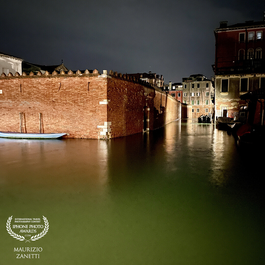 When night falls, Venice and its canals become an oasis of peace.