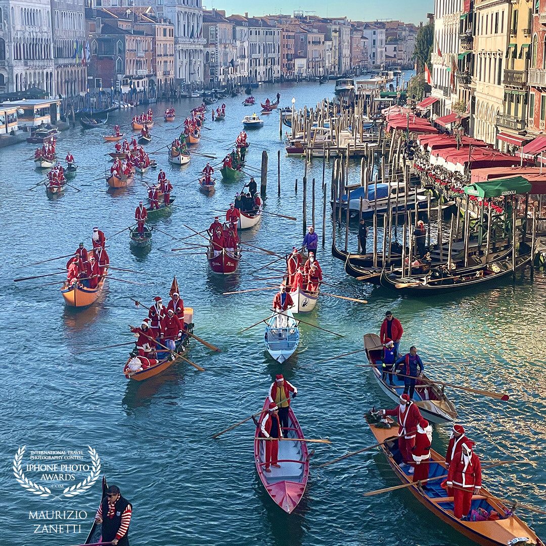 As Christmas approaches in Venice, the Santa Claus regatta takes place along the Grand Canal. A real race but also a splendid parade in the most beautiful city in the world.