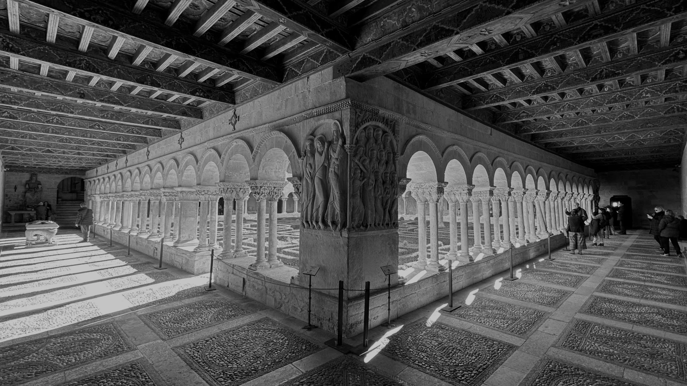 Imagen del precioso claustro del monasterio de Santo Domingo de Silos en la provincia de Burgos.