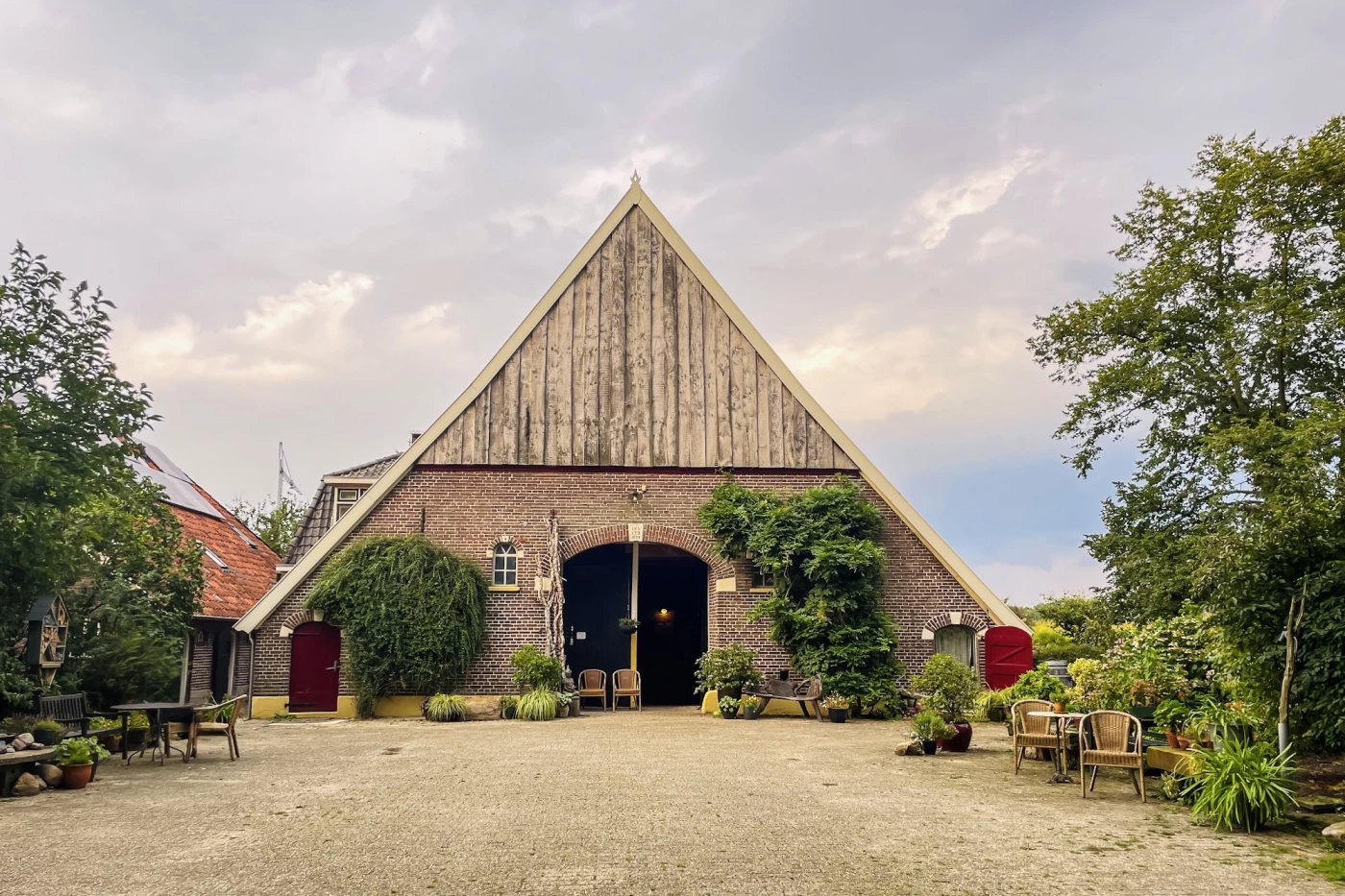 This romantic farmers house can be found in Haarlo, the Netherlands 🇳🇱. Meanwhile Haarlo is part of...