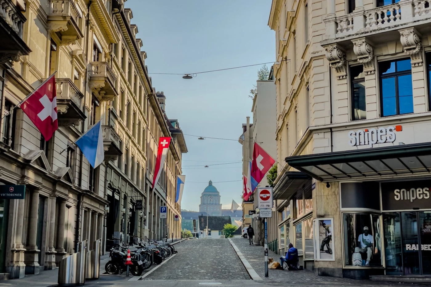 Walking through the city of Zurich on an early and sunny Sunday morning is wonderful. So many detail...