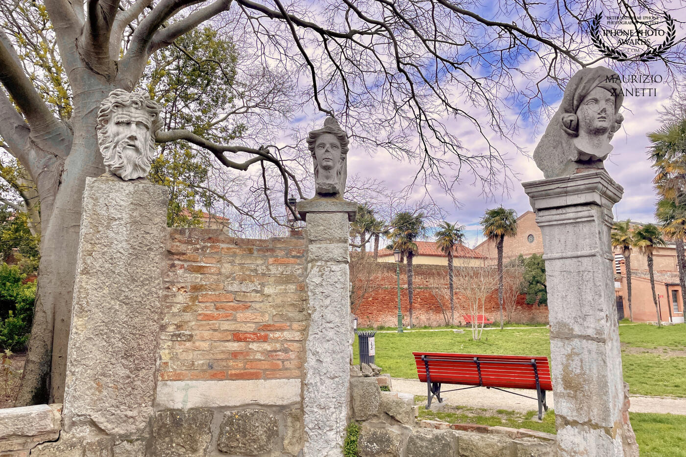 Venice is known throughout the world for its palaces overlooking canals, for its gondolas and its thousand works of art. But Venice is also a "normal" city, with its parks, peaceful corners far from tourists. Like the one in the photo of Villa Groggia, Cannaregio district.