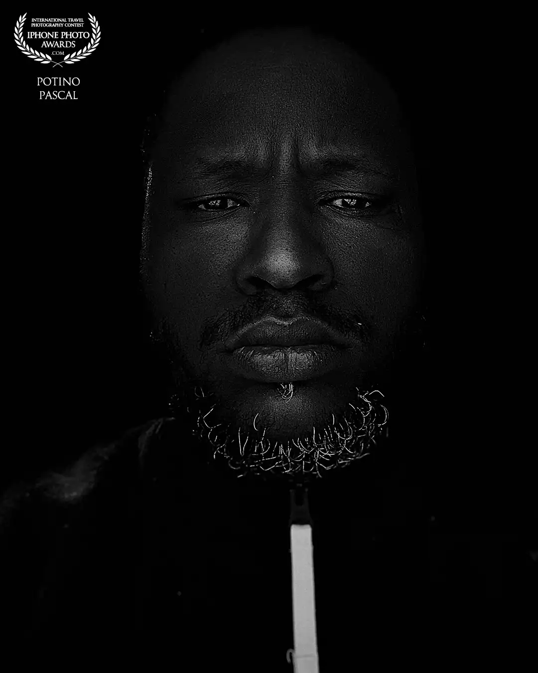 Un visage plongé dans l’ombre, éclairé juste ce qu’il faut pour révéler la tension du regard. Entre force et vulnérabilité, ce portrait raconte ce que les mots ne peuvent pas.