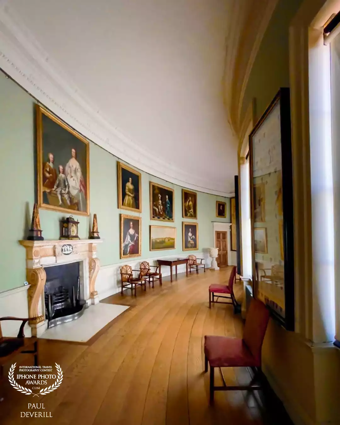 This fantastic room with its curvature of the wall showing all the paintings to their best advantage. I just needed to capture it, truly amazing!