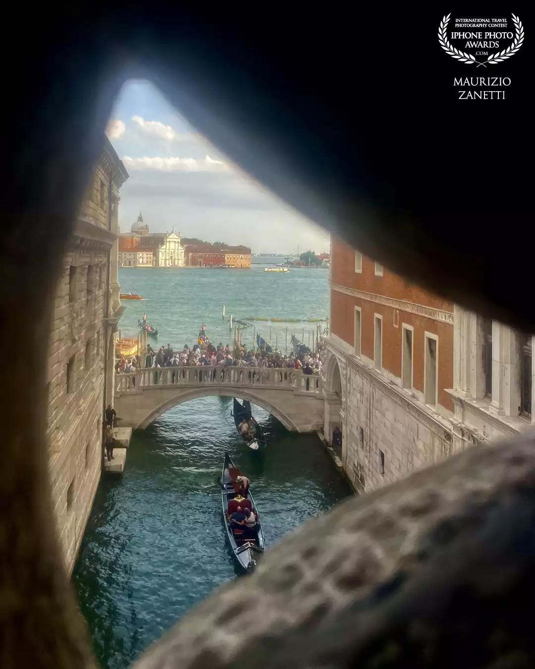 In Venice, you normally see the "Bridge of Sighs" from the "Ponte della Paglia", a stone's throw from Piazza San Marco. Visiting the ancient prisons of the Doge's Palace, you have the reverse shot... and you photograph the tourists who photograph.